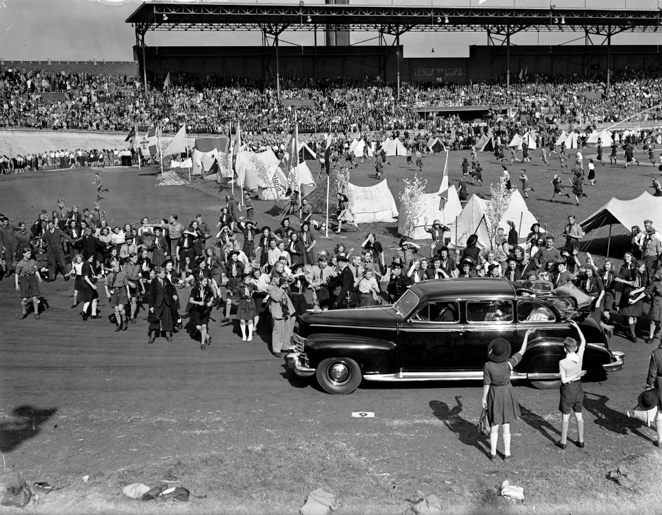 Dag van de Jeugd in Olympisch Stadion. Koningin Wilhelmina in auto op terrein, Bestanddeelnr 902-8372