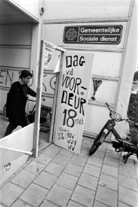 Dag van de voordeur in Amsterdam actiedag tegen 1 juli-kortingen op sociale u, Bestanddeelnr 932-9722