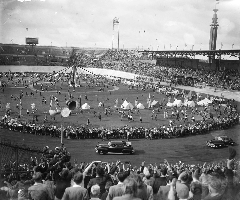 Dag van de Jeugd . Stadionspel overzicht Olympisch Stadion, Bestanddeelnr 902-8365