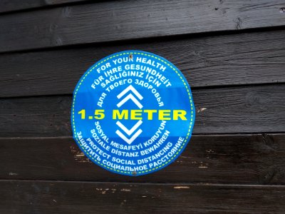 Dört dilde sosyal mesafe uyarısı