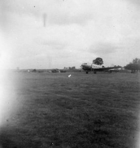 Dakota geparkeerd op een grasveld, Bestanddeelnr 11839
