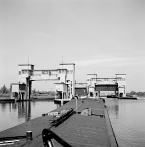 Damco 230 bij de sluis in het Grand Canal d'Alsace bij Kembs, Bestanddeelnr 254-1240