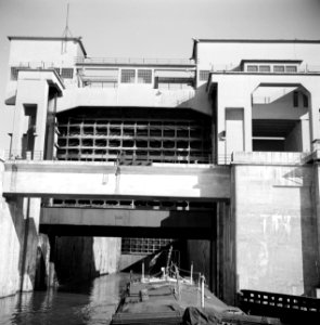 Damco 230 bij de ingang van de sluis in het Grand Canal d'Alsace bij Kembs, Bestanddeelnr 254-1231