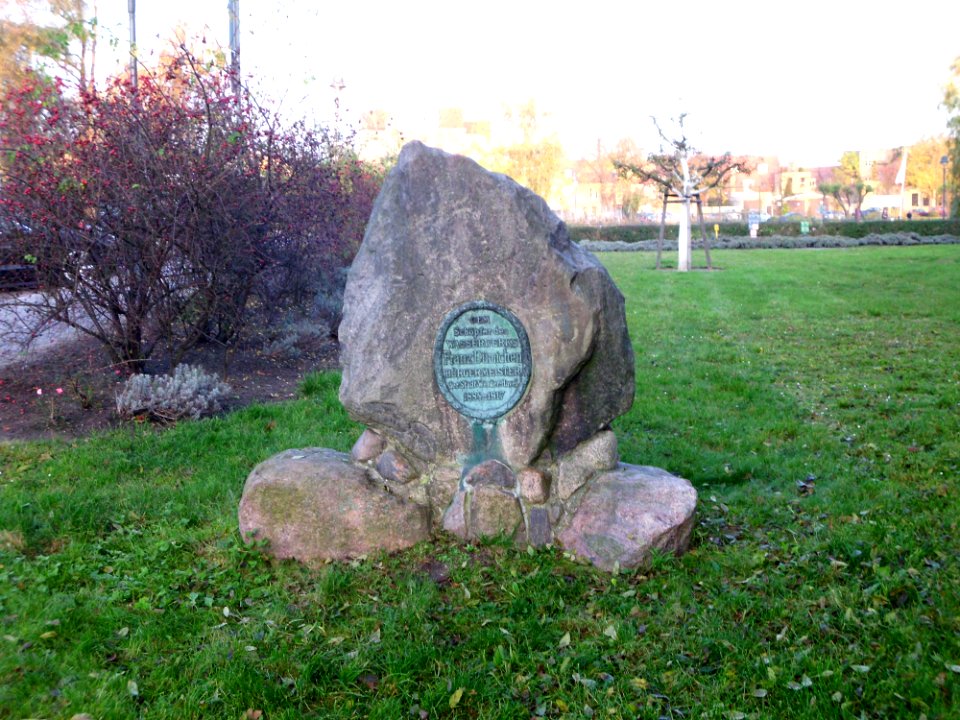 Dümichen Gedenkstein 1