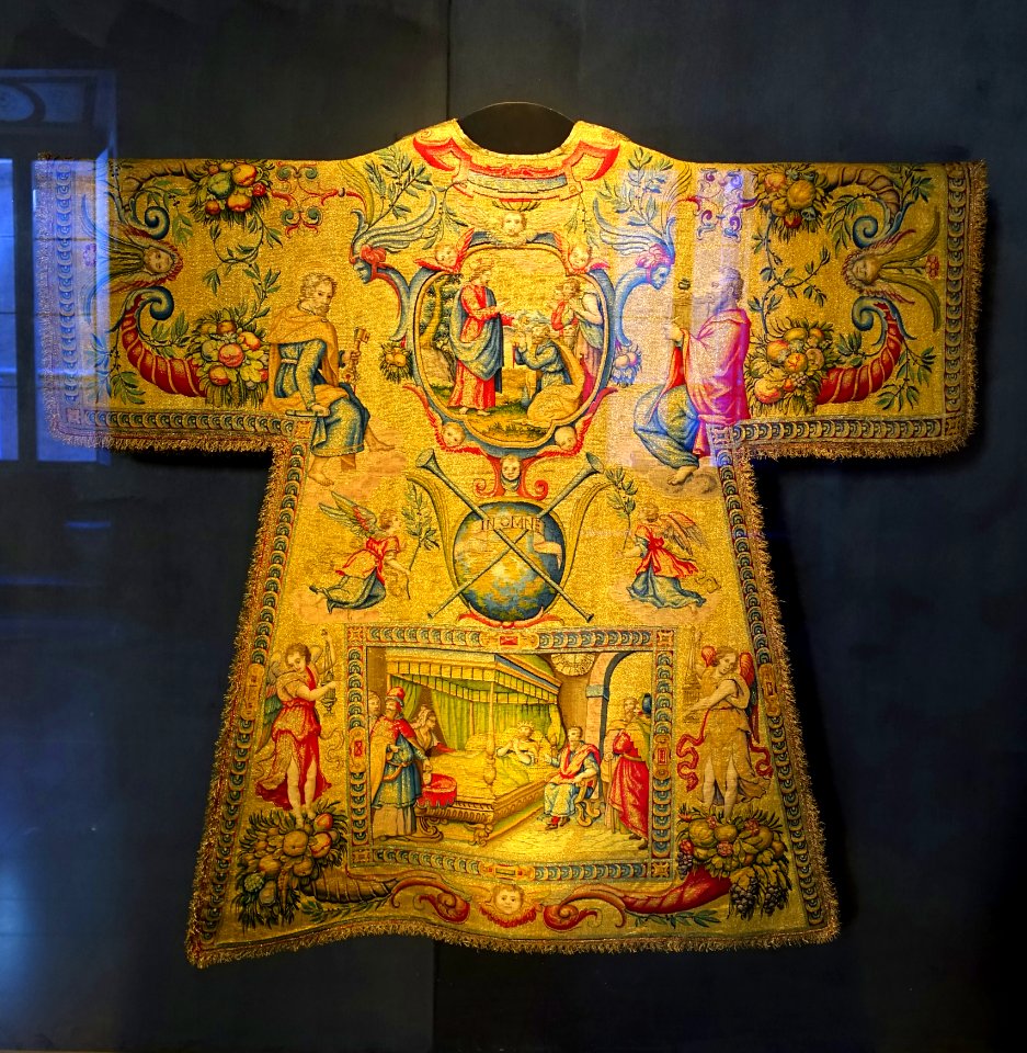 Dalmatic, with Consignment of the keys, Dying Isaiah and Ezekiel, 1593-1597, silk, gilt silver - Mass vestments of Pope Clement VIII Aldobrandini - Sala degli Indirizzi di Pio IX - Vatican Museums - DSC00680