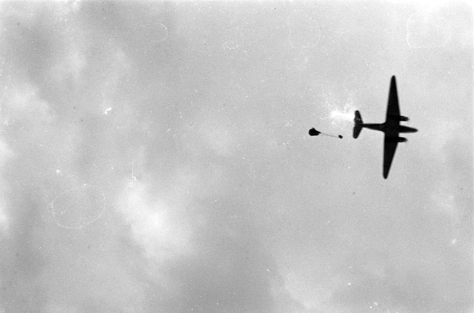 Dakota werpt parachute met lading uit, Bestanddeelnr 5816