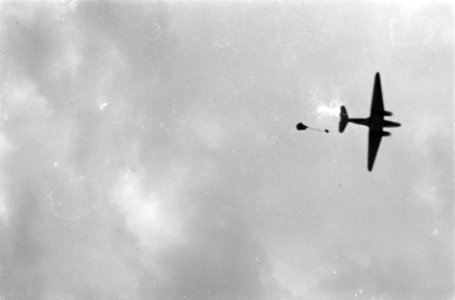 Dakota werpt parachute met lading uit, Bestanddeelnr 5816