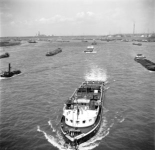 Damco 10 met sleep bij Duisburg-Ruhrort, gezien vanaf de Friedrich-Eber- Brücke, Bestanddeelnr 254-1660
