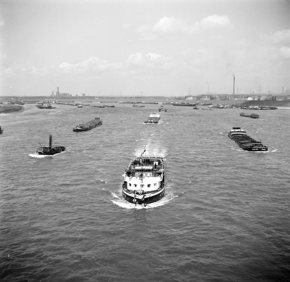 Damco 10 met sleep bij Duisburg-Ruhrort met rechts Harpen 32, gezien vanaf de F…, Bestanddeelnr 254-1658