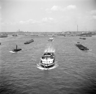 Damco 10 met sleep bij Duisburg-Ruhrort met rechts Harpen 32, gezien vanaf de F…, Bestanddeelnr 254-1658