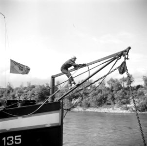 Damco 135 wordt met staalkabels (strangen) via de ankerbalk aan de sleepboot va…, Bestanddeelnr 254-1685
