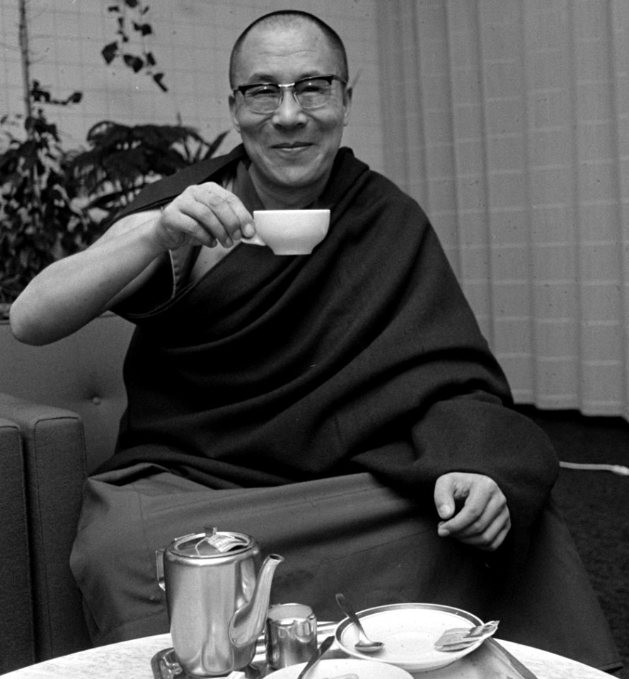 Dalai Lama enjoys tea on 7 October 1973 in Schiphol, Netherlands, Dalai Lama drinkt een kopje thee bij aankomst op Schiphol, Bestanddeelnr 926-7335 (cropped)