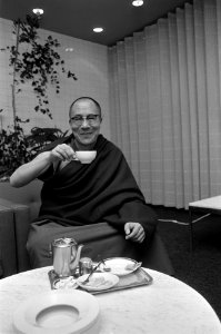 Dalai Lama drinkt een kopje thee bij aankomst op Schiphol, Bestanddeelnr 926-7335