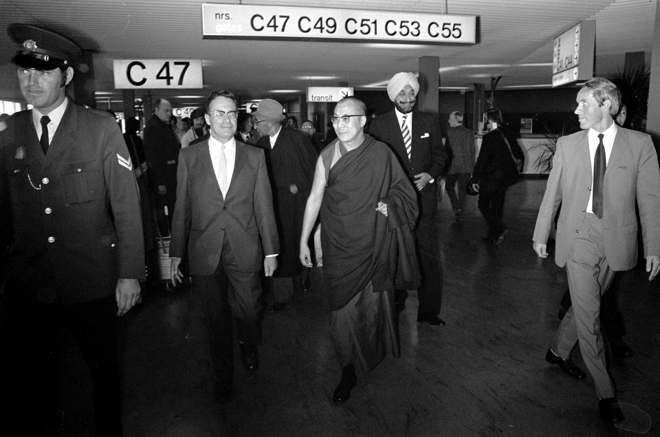 Dalai Lama komt aan op Schiphol, Bestanddeelnr 926-7336