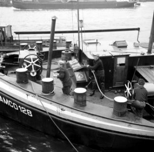 Damco 128 wordt met staalkabels (strangen) aan de sleepboot vastgemaakt, Bestanddeelnr 254-1683