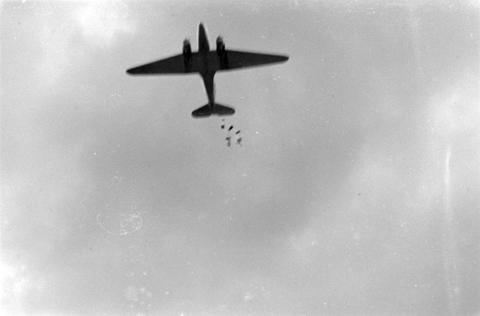 Dakota werpt lading aan parachutes uit, Bestanddeelnr 5814