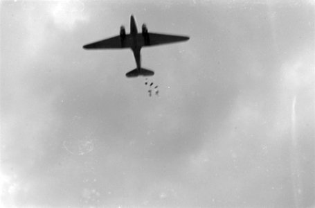 Dakota werpt lading aan parachutes uit, Bestanddeelnr 5814