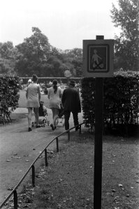 Dagrecreanten op weg naar de speelvijver in het Vondelpark, bord met slaapverbo, Bestanddeelnr 925-6999