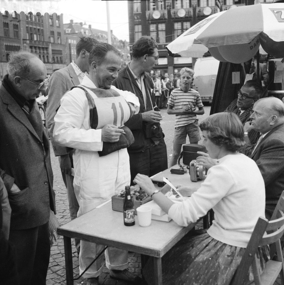 Dam tot Dam race , eerste dag, Dick van Rijn (AVRO) op Dam. Hij zal als passagie, Bestanddeelnr 910-6152