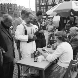 Dam tot Dam race , eerste dag, Dick van Rijn (AVRO) op Dam. Hij zal als passagie, Bestanddeelnr 910-6152