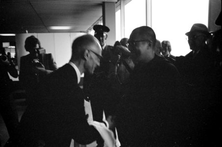 Dalai Lama komt aan op Schiphol, Bestanddeelnr 926-7337