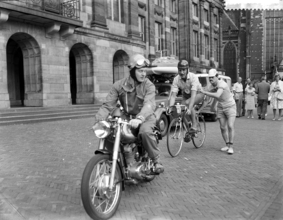 Dam tot Dam race , eerste dag, de heer Plinsinga uit Alkmaar in aktie, Bestanddeelnr 910-6131