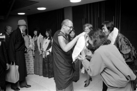 Dalai Lama, de geestelijk leider van de Tibetaanse boeddhisten, begroet Tibetane, Bestanddeelnr 926-7334