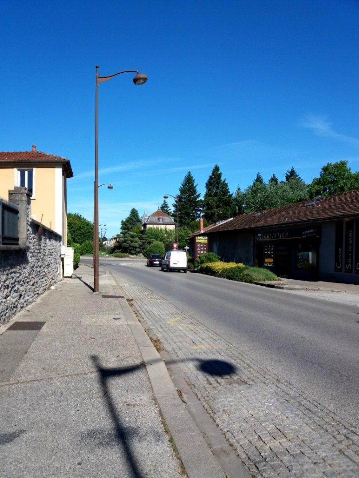 Dagneux - Route de Genève, vers l'est, en arrivant au rond-point Saint-Louis