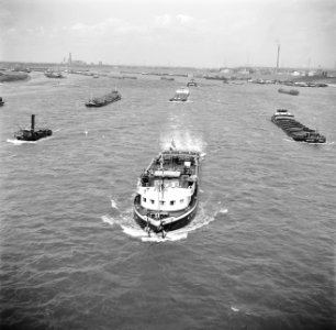 Damco 10 met sleep bij Duisburg-Ruhrort met rechts Harpen 32, gezien vanaf de F…, Bestanddeelnr 254-1659