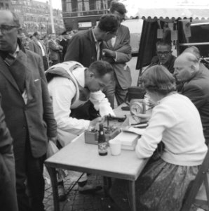Dam tot Dam race , eerste dag, Dick van Rijn (AVRO) op Dam. Hij zal als passagie, Bestanddeelnr 910-6151