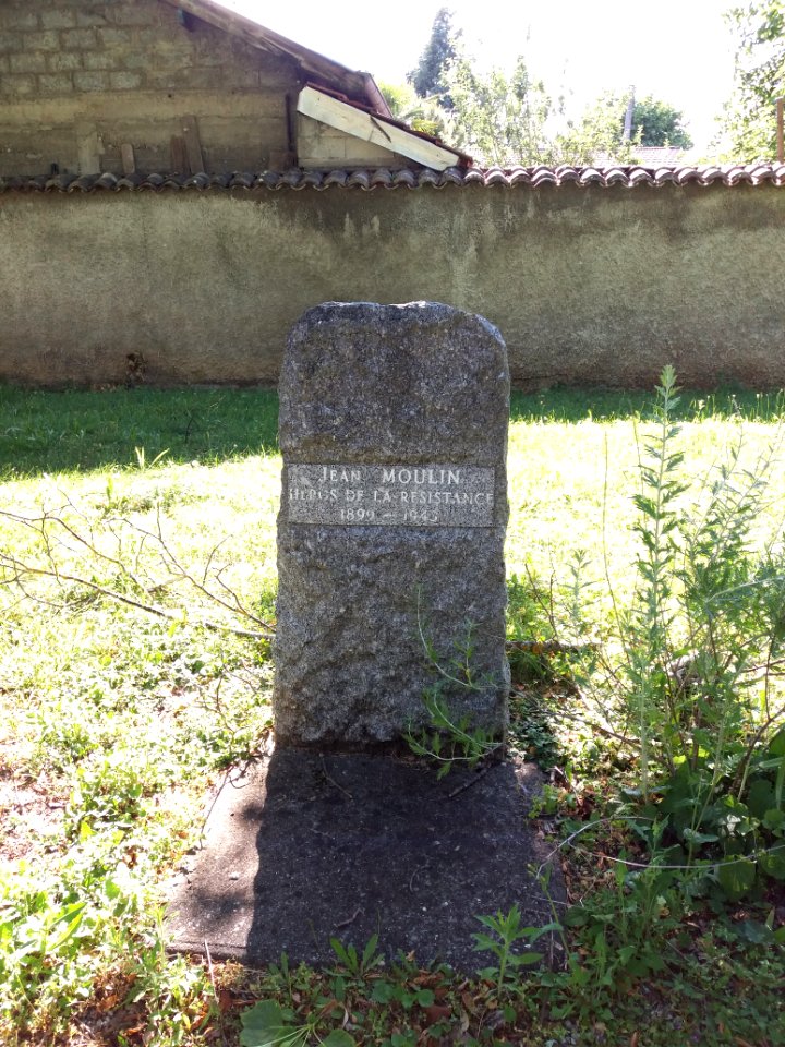 Dagneux - Rond-point Saint-Louis, parc, stèle à Jean Moulin
