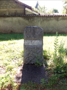 Dagneux - Rond-point Saint-Louis, parc, stèle à Jean Moulin