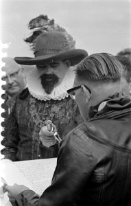 Dam tot Dam race , eerste dag, Burgemeester Franken van Zaandam, die als kikvors, Bestanddeelnr 910-6156