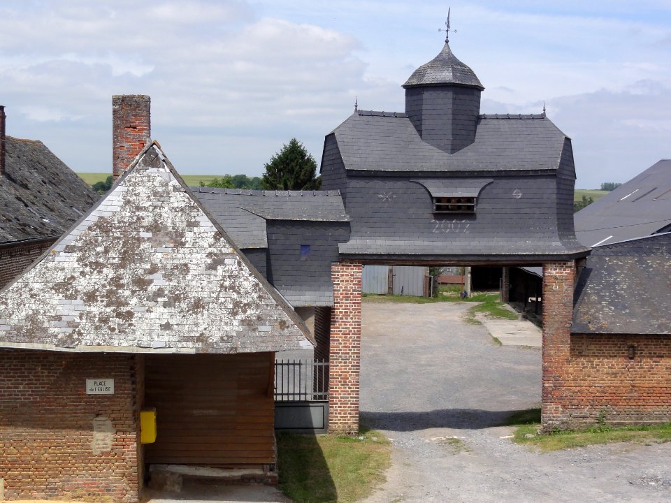 Dagny-Lambercy (Aisne) porche-pigeonnier d'une ferme