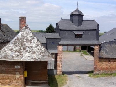 Dagny-Lambercy (Aisne) porche-pigeonnier d'une ferme