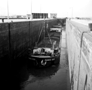 Damco 230 in de sluis in het Grand Canal d'Alsace bij Ottmarsheim, Bestanddeelnr 254-1217