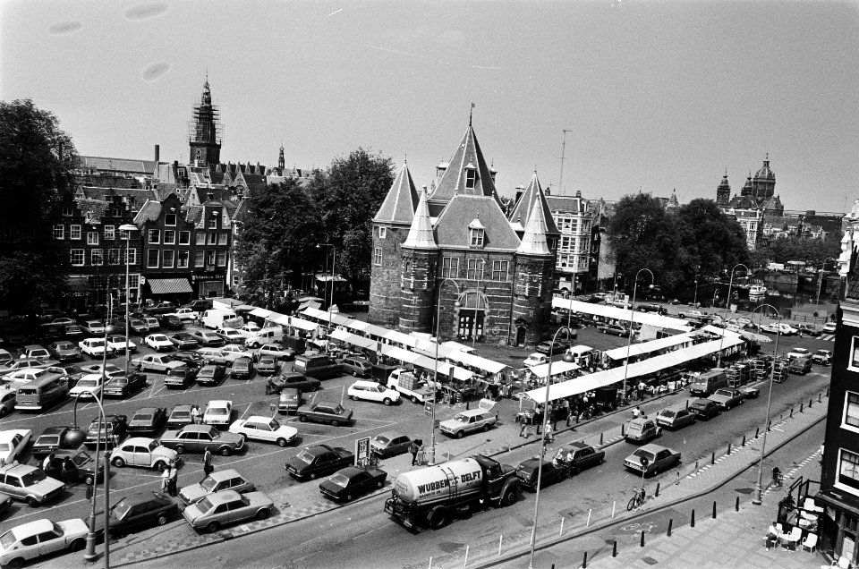 Dagmarkt op Nieuwmarkt met voornamelijk groenten, fruit, snoep en aardappelen (o, Bestanddeelnr 932-1634