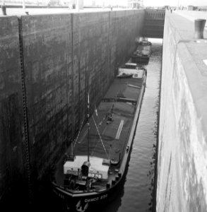Damco 230 in de sluis in het Grand Canal d'Alsace bij Ottmarsheim, Bestanddeelnr 254-1215