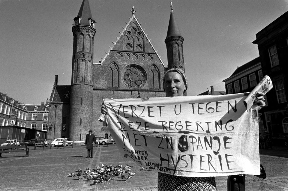 Dame demonstreert tegen reactie regering op Spaanse vonnissen, op Binnenhof, Bestanddeelnr 928-1782