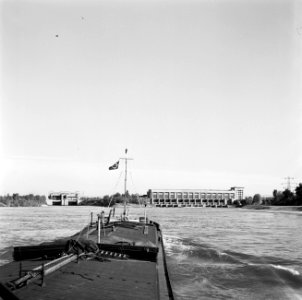 Damco 230 bij de sluizen en waterkrachtcentrale in het Grand Canal d'Alsace bij…, Bestanddeelnr 254-1228