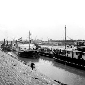 Damco 9 aangemeerd in de haven Duisburg-Ruhrort, Bestanddeelnr 254-0985