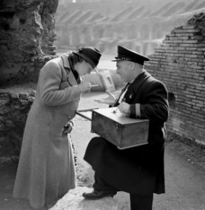 Dame (Nell Langlais) kijkt met een loep naar camees van een verkoper bij het Co, Bestanddeelnr 191-1234 photo