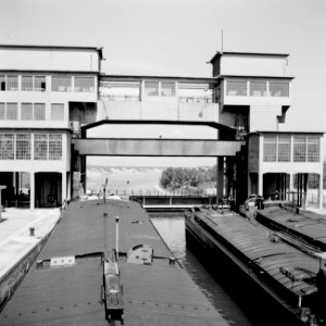 Damco 230 in de sluis in het Grand Canal d'Alsace bij Kembs, Bestanddeelnr 254-1243