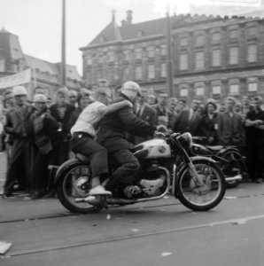 Dam tot Dam race , eerste dag, Motorrijder met passagier achterop, Nederlandse …, Bestanddeelnr 910-6157