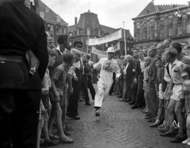 Dam tot Dam race , eerste dag. Vertrek van de Dam te Amsterdam, Bestanddeelnr 910-6129