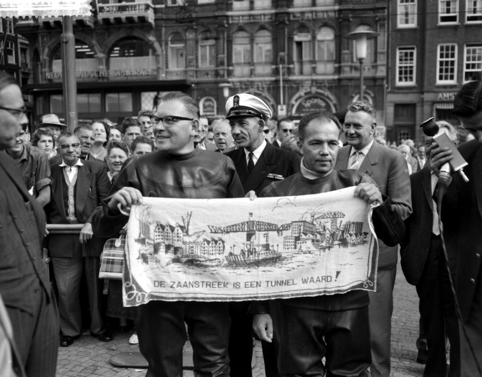 Dam tot Dam race , eerste dag. Burgemeester Franken van Zaandam en radio-reporte, Bestanddeelnr 910-6167