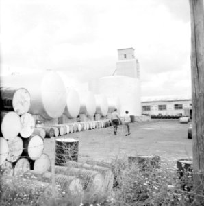 Dalya. Fabrieksterrein bij de kibboets met fabrieksgebouwen met opslagtanks en o, Bestanddeelnr 255-2660