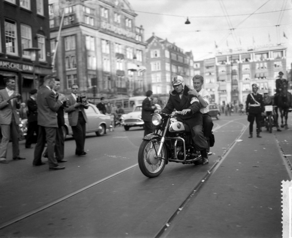 Dam tot Dam race , eerste dag, motorrijder met passagier, Nederlandse Spoorwege…, Bestanddeelnr 910-6142