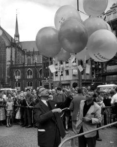 Dam tot Dam race , eerste dag. Burgemeester Van Hall laat ballonnen op., Bestanddeelnr 910-6169