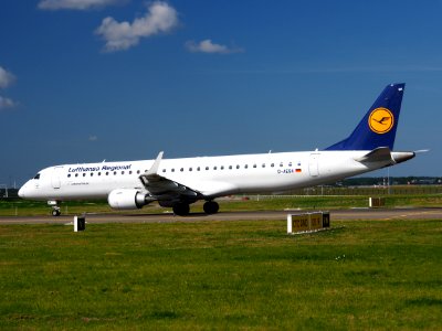 D-AEBK Lufthansa CityLine Embraer ERJ-195LR (ERJ-190-200 LR) - cn 19000500 taxiing 19july2013 pic-006